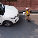 multas de trânsito - Homem multando um carro