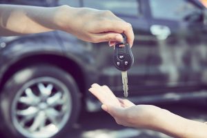 Transferência de Propriedade de Veículo - Passando a chave do carro
